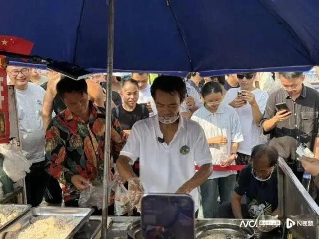 媒体：鸡排哥有喘息空间才有情绪价值 走红背后的辛劳与坚持