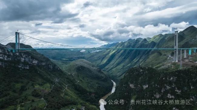 贵州花江峡谷大桥迎首个国庆假期 游客激增引发关注