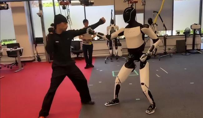 马斯克晒特斯拉人形机器人练功夫 精准应对招式反击