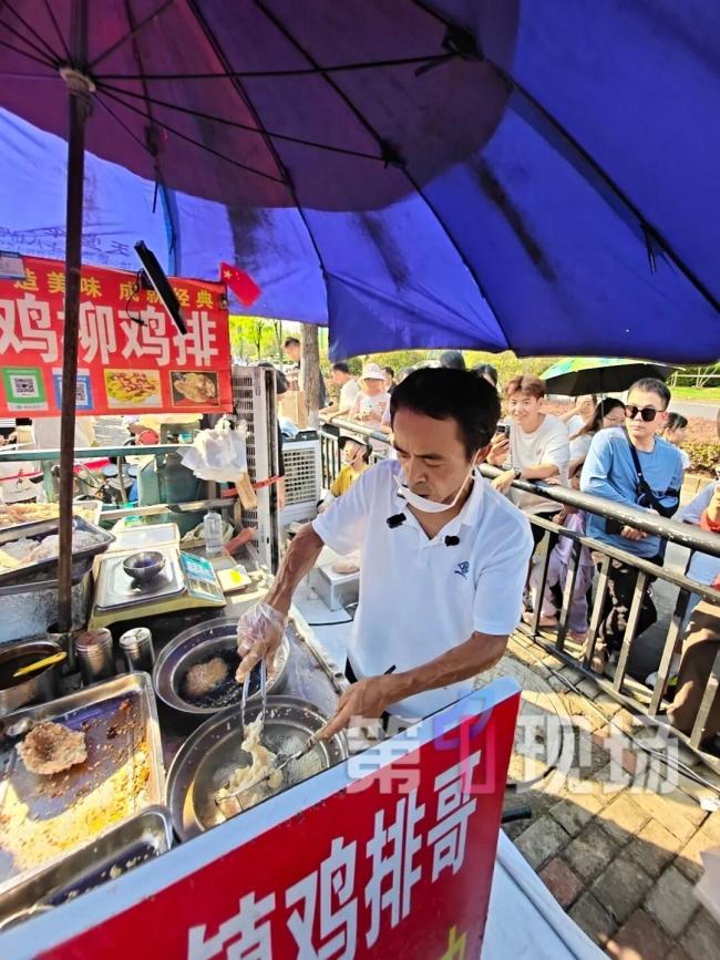 市民大声表白 “鸡排哥”秒回应 国庆期间热度不减