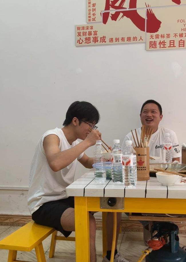 男子高速与陌生车同行900公里被送红柚 奇妙缘分引热议