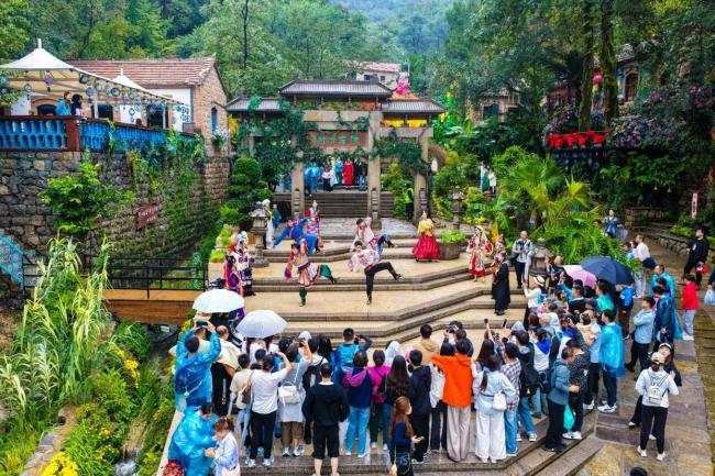 再访淄博：网红喧嚣事后的万亿宏愿 从“烤”场到产业引擎