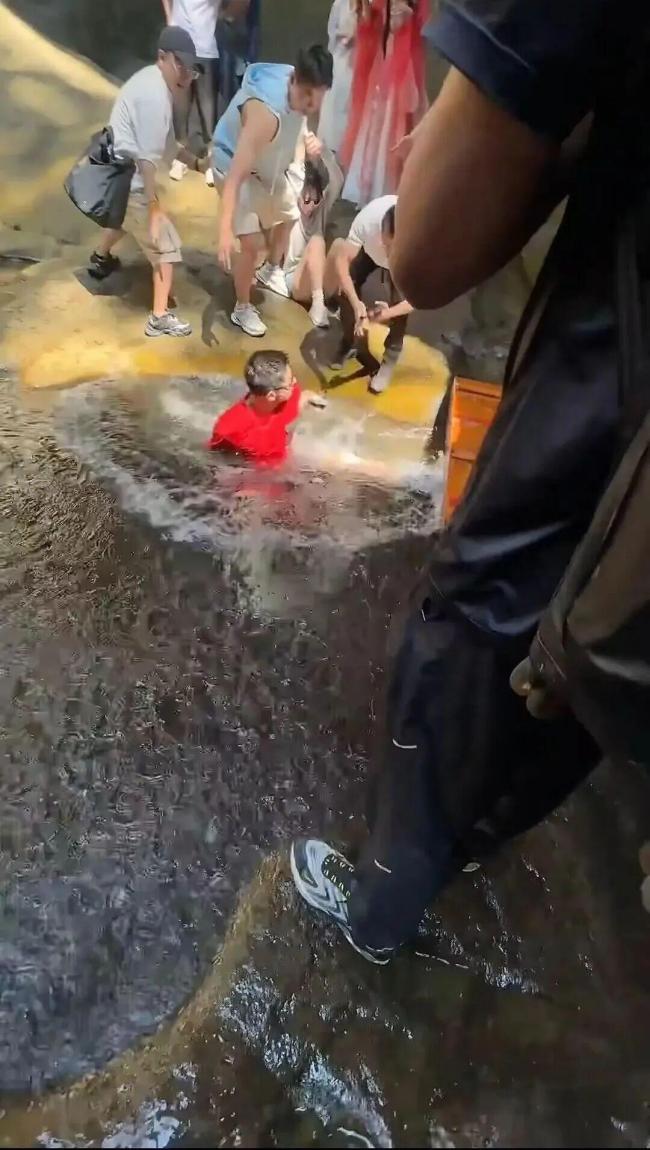 景区否认放“张继科落水处”牌子 虚构宣传牌引发热议
