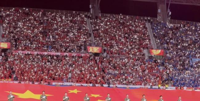 南京奥体响起连云港球迷助威声 城市德比点燃足球激情