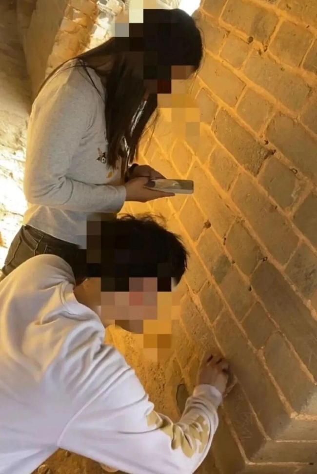 北京密云警方：情侣2人北京司马台长城刻字被拘留罚款 依法查处破坏行为