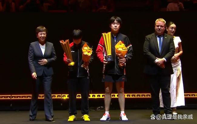 孙颖莎把鲜花扔向观众席送给球迷 混双夺冠风采依旧