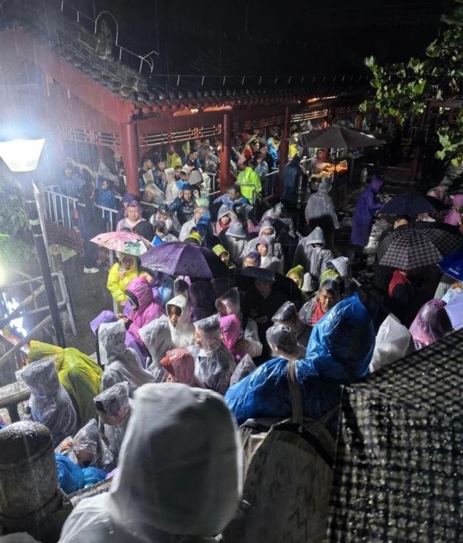 华山景区紧急关闭徒步线路 强降雨致临时封闭