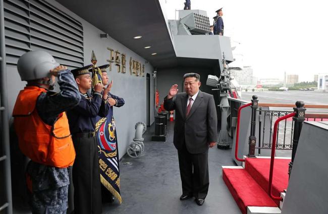 金正恩登上崔贤号驱逐舰参观 强调海军实力与发展