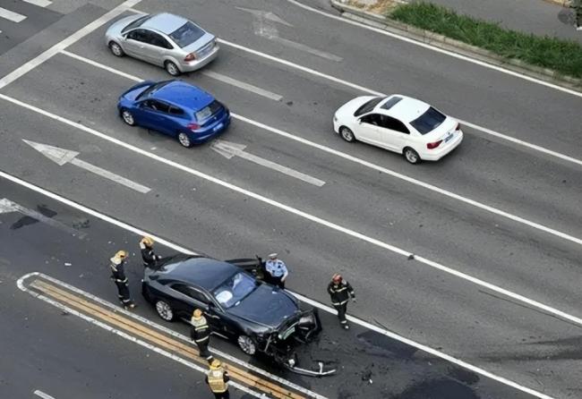 比特的驾驶员的家人说话，他的妻子遭受了很多