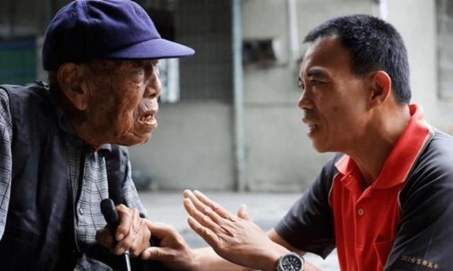 台湾大叔刘德文再次背着老兵骨灰踏上团圆路 中秋前的归途