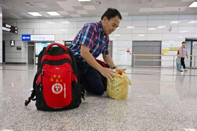 台湾大叔刘德文再次背着老兵骨灰踏上团圆路