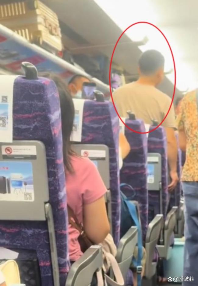 高铁上男子亲陌生小女孩称太可爱 不当行为引发争议