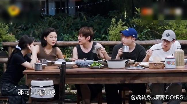 黄磊处处被贴脸开大 真性情还是博眼球？