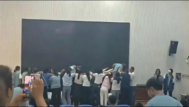 家长跪成一排让学生蒙眼踩过 官方回应 教育方式引争议