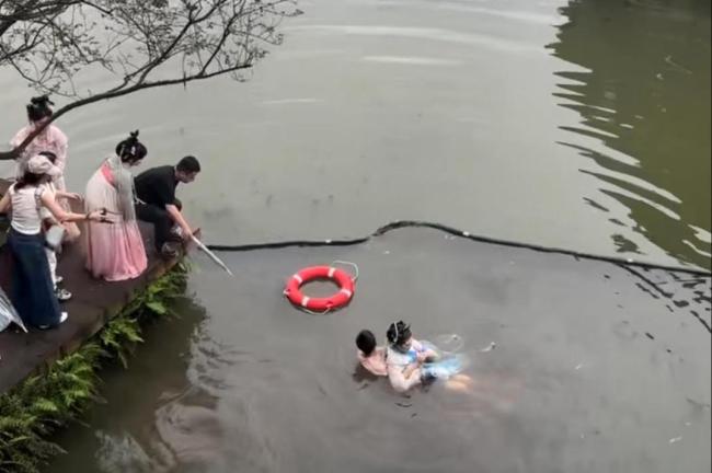 救人小伙未现身 景区发布寻人启事