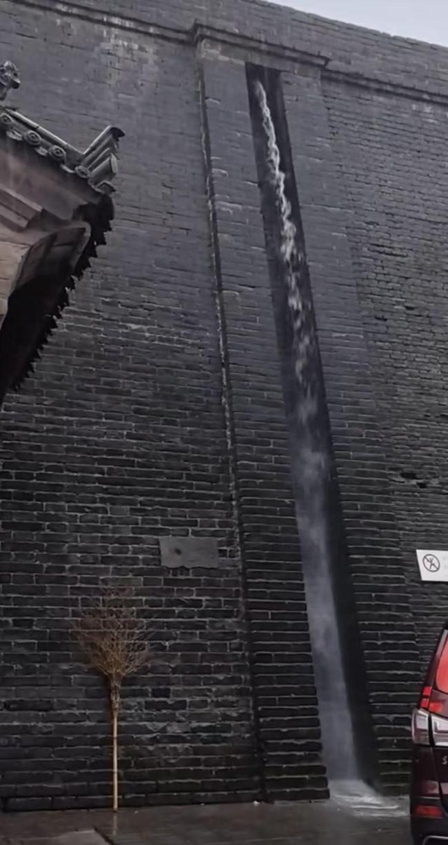 游客获西安大爷现场教学拍城墙水槽