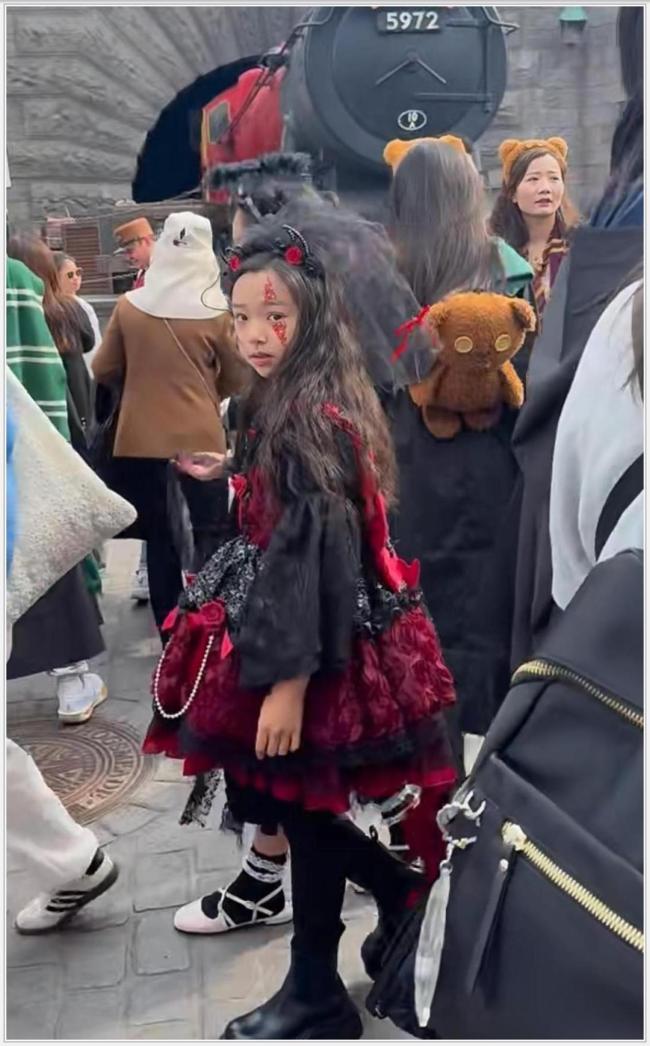 董璇佟丽娅小酒窝朵朵中秋合照 温馨亲子时光引发热议