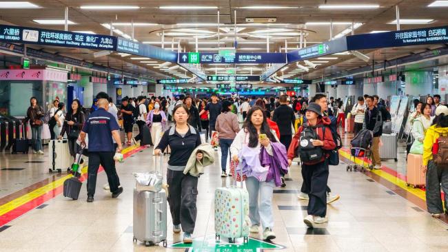 北京西站迎来返京高峰地铁为8100余名凌晨抵京旅客加班到2点 打车排队实时显示不再只“傻等”