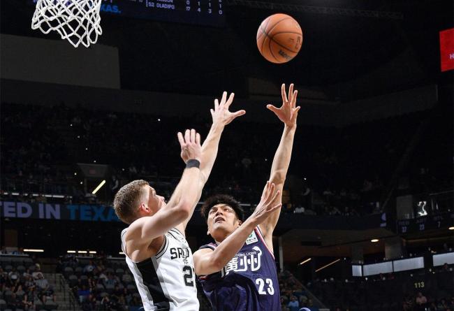 首秀轰14+3！中国男篮26岁悍将闪耀NBA季前赛：能里能外对抗文班 新舞台大放异彩