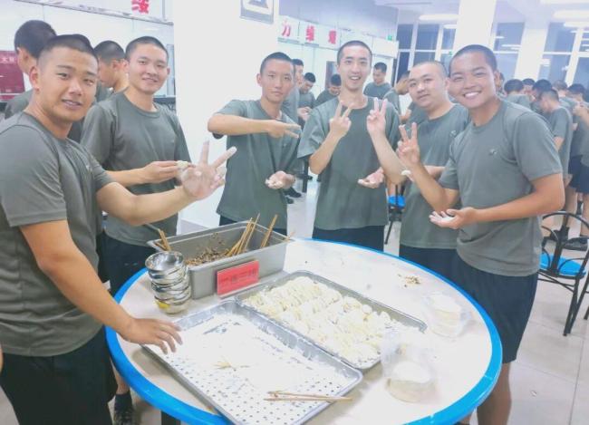 军营初体验：新兵的别样假期 升旗仪式与团队建设