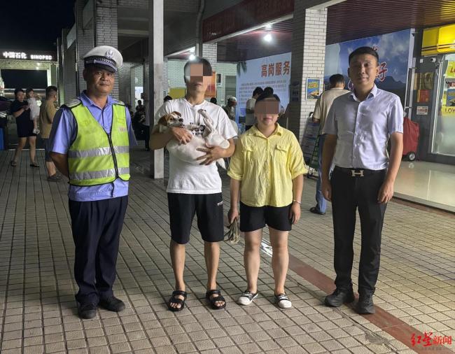 主人来找国庆“被弃高速”的小狗了 终于团圆