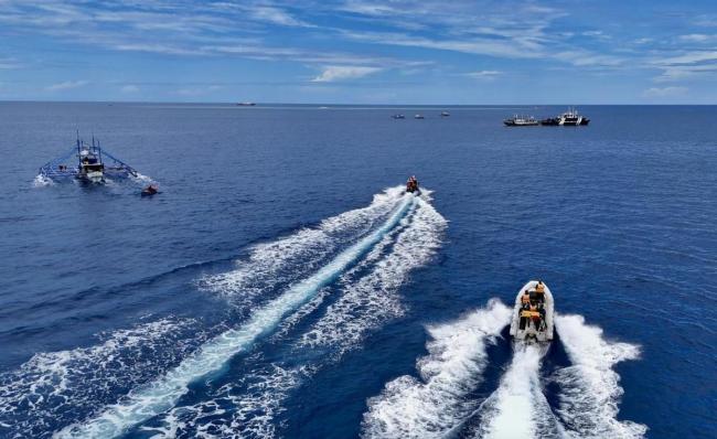 菲律宾船只偷摸闯黄岩岛意欲何为 试探边界未果