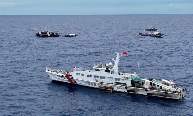 菲律宾船只偷摸闯黄岩岛意欲何为 试探边界未果
