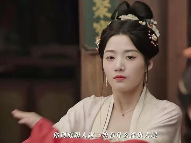 卢昱晓新剧妆造美出新高度 双面人设惊艳亮相