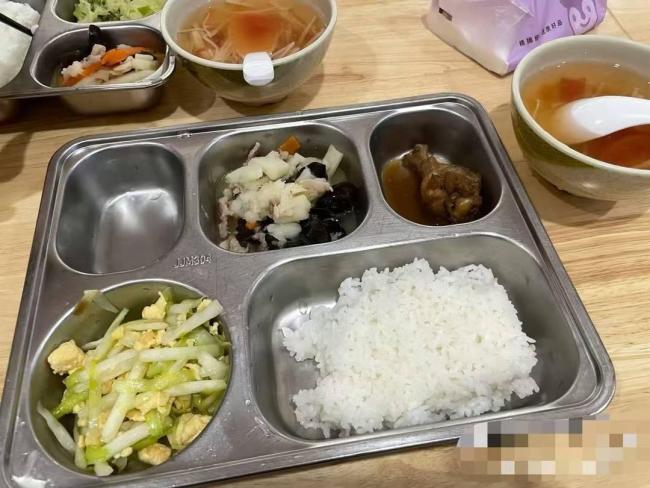 养老院回应27岁女生月租1500元入住 为照顾奶奶同住