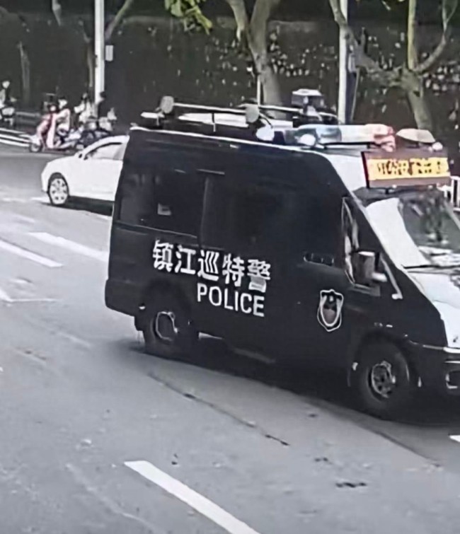 惊心动魄5分钟！男童高烧昏厥特警疾驰送医