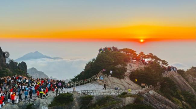 国庆假期23万名游客登黄山赏美景 体验丰富多彩文旅活动