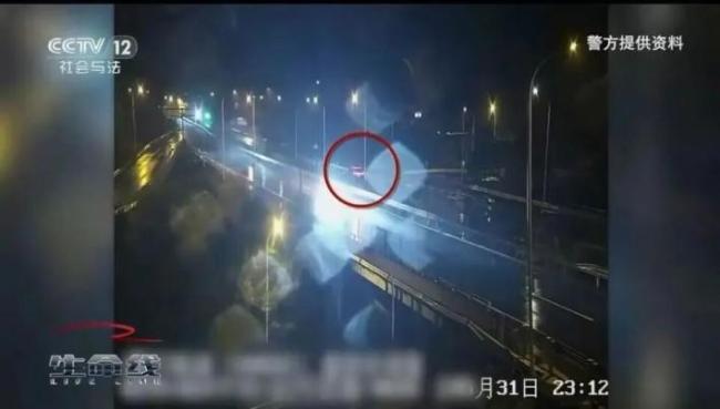 假期返程高峰，男子用智驾开车自己躺副驾睡觉被拘！