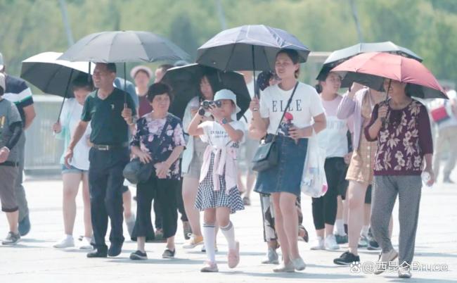 返程大军遭遇南北气温差 毛衣换短袖 高温警报频发