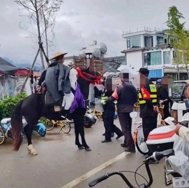 骑马闯洱海生态廊道的网红注销账号 冲突后账号消失