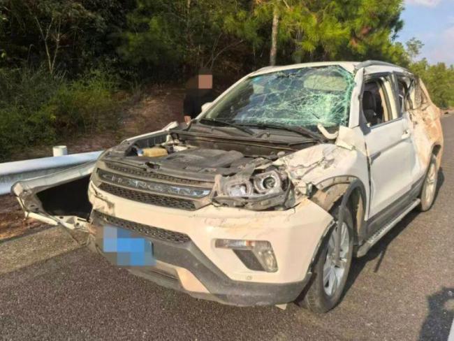 男子变道赖对车嚣张喊话撒谎遭雷劈 违法变道负全责