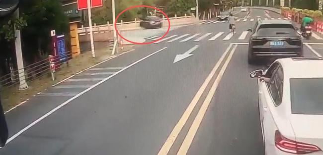 车辆逆行后撞破桥栏坠落?交警回应 事故正在处理中