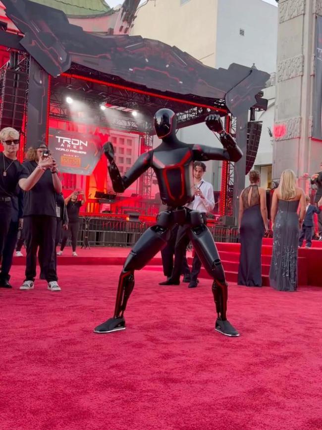 特斯拉人形机器人存在严重技术难题 手部设计成瓶颈