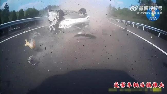 男子高速强行变道翻车反诬他人 无理取闹遭批评教育