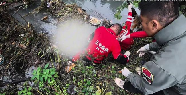 男子投河去世 父亲跪地致谢救援队 下肢瘫痪多年