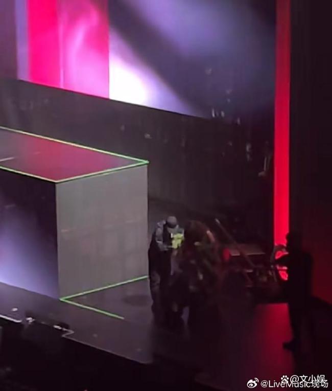 张靓颖演唱会摔下两米高舞台 敬业精神感动观众