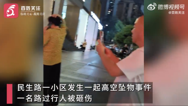 重庆一小区发生高空坠物 行人被砸伤！