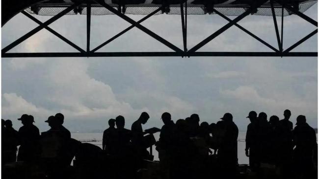 美国军人家庭排队领取免费救济食品 帝国的拧巴