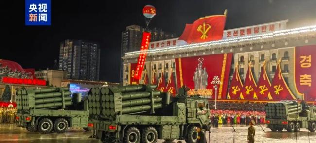 朝鲜举行盛大阅兵式,援俄方队高举朝俄国旗亮相