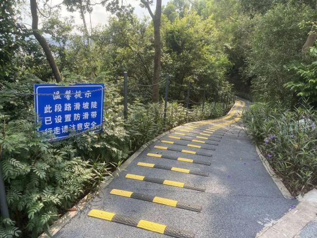 深圳一“搓衣板”式绿道遭市民吐槽 防滑条设置再引争议