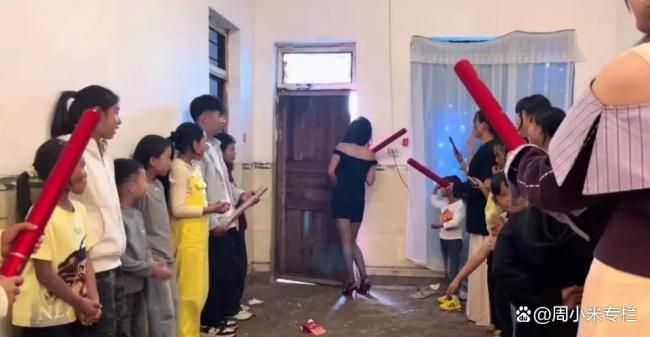 女子穿短裙参加姐姐婚礼遭网暴 着装礼仪引争议