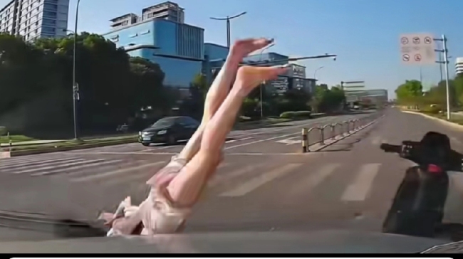小车右转撞翻直行骑车女子！