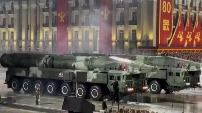 朝鲜民众晚上在大雨中观礼阅兵 展示新王牌导弹