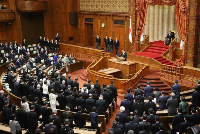 当不成日本首相了？64岁高市早苗开局不顺，无奈对中国后退一步