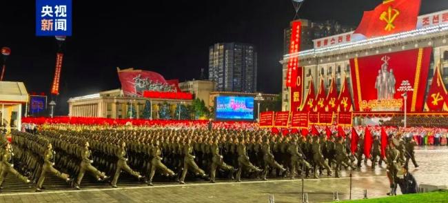 援俄方队高举朝俄国旗亮相 庆祝劳动党成立80周年