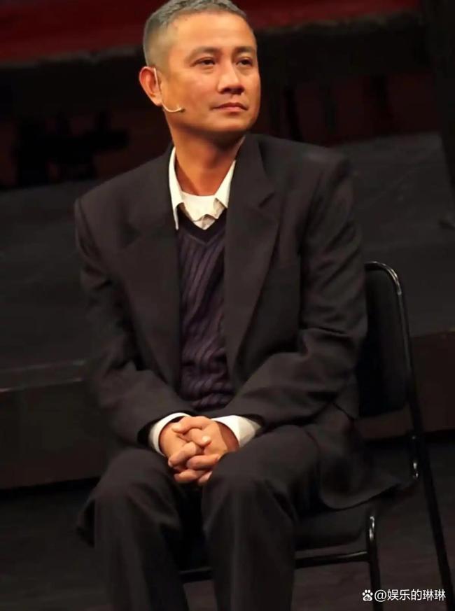 文章老了好多：头发花白皮肤黝黑面部浮肿眼窝凹陷